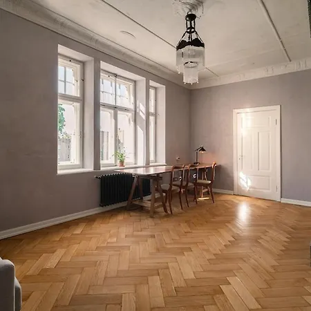 Appartement Art Noveau Gem With Balcony